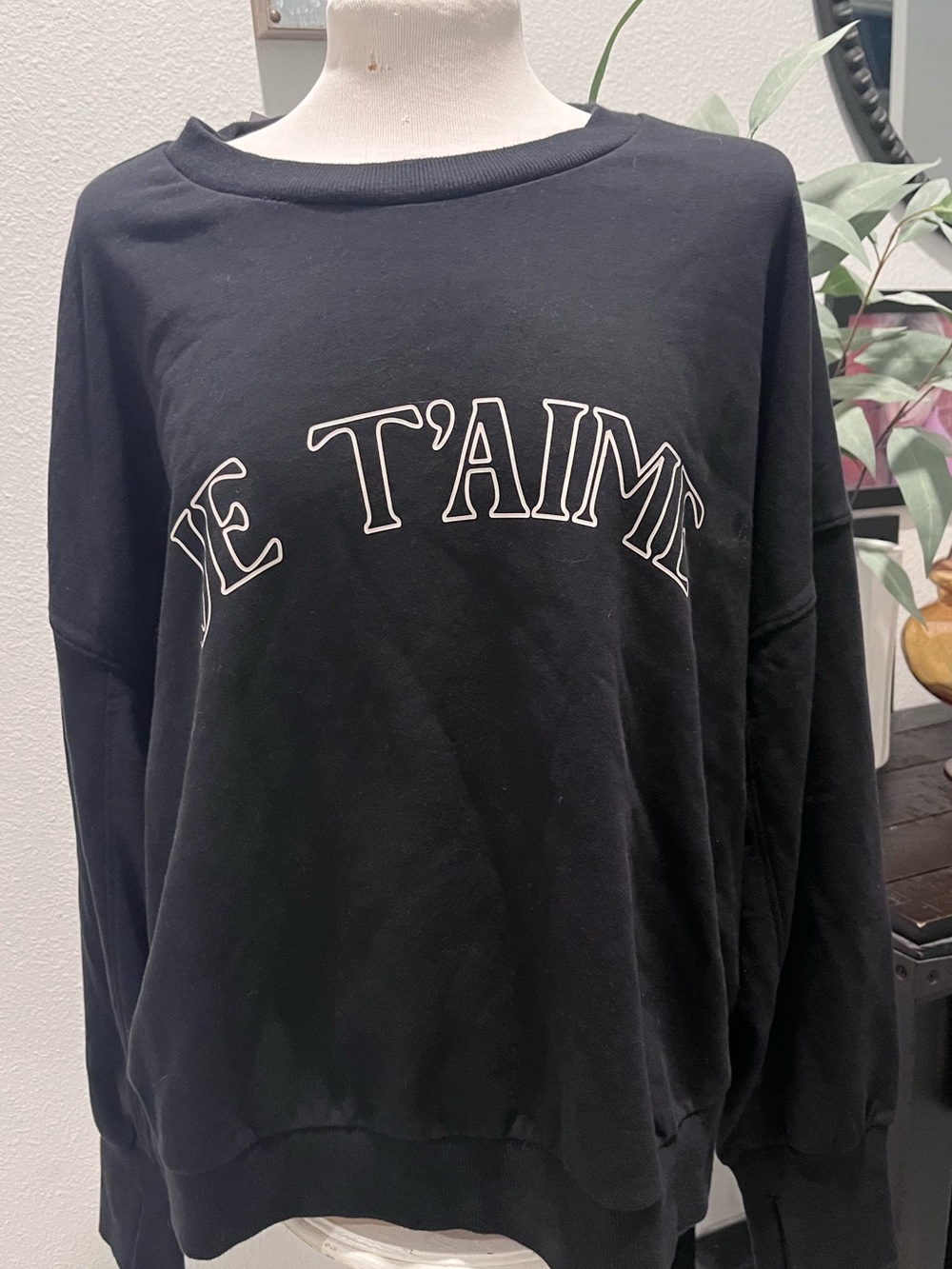 JoyLab Black Crewneck Sweatshirt with White 'JE T'AIME' Script